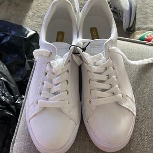Nine West adorable woman white shoes